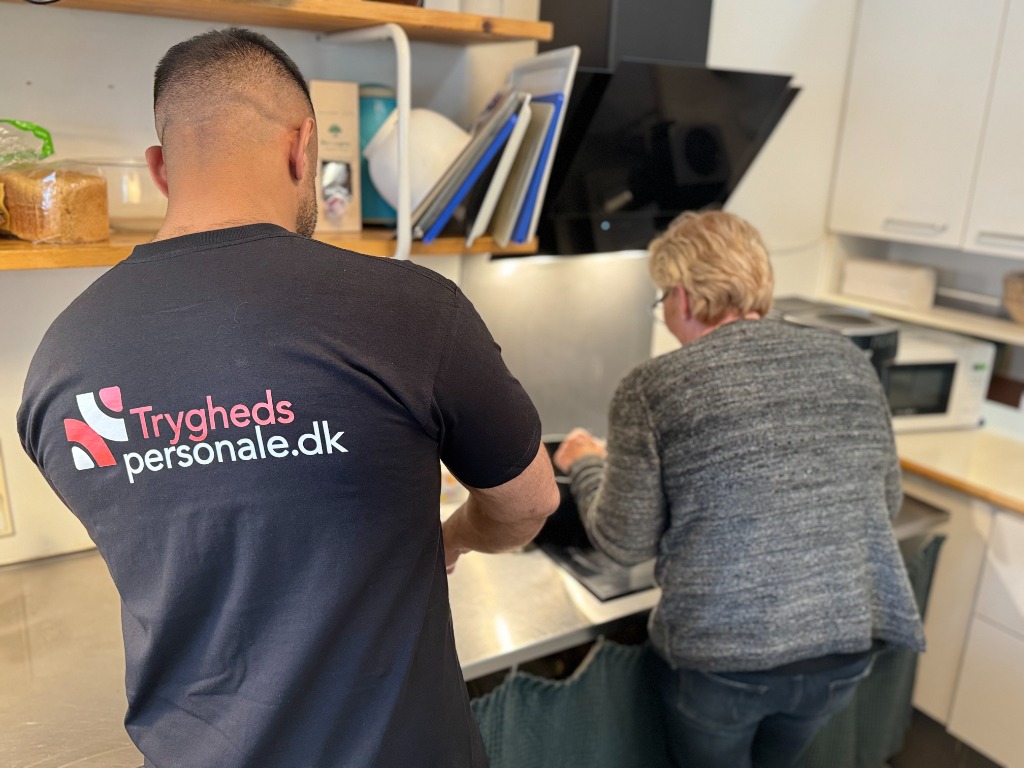 Tryghedspersonale skriver noter og dokumenterer